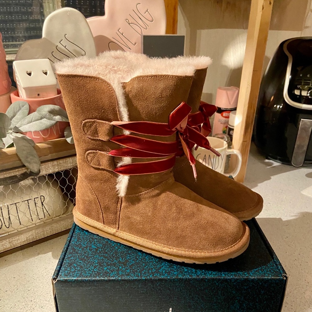 Girls size 4 EMU Australia boots